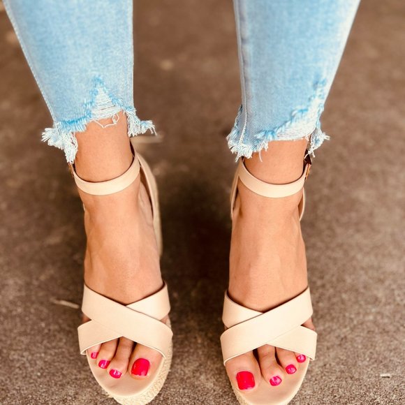 Mid Rise Crop Skinny With Frayed Hem - Light Wash - Picture 6 of 6